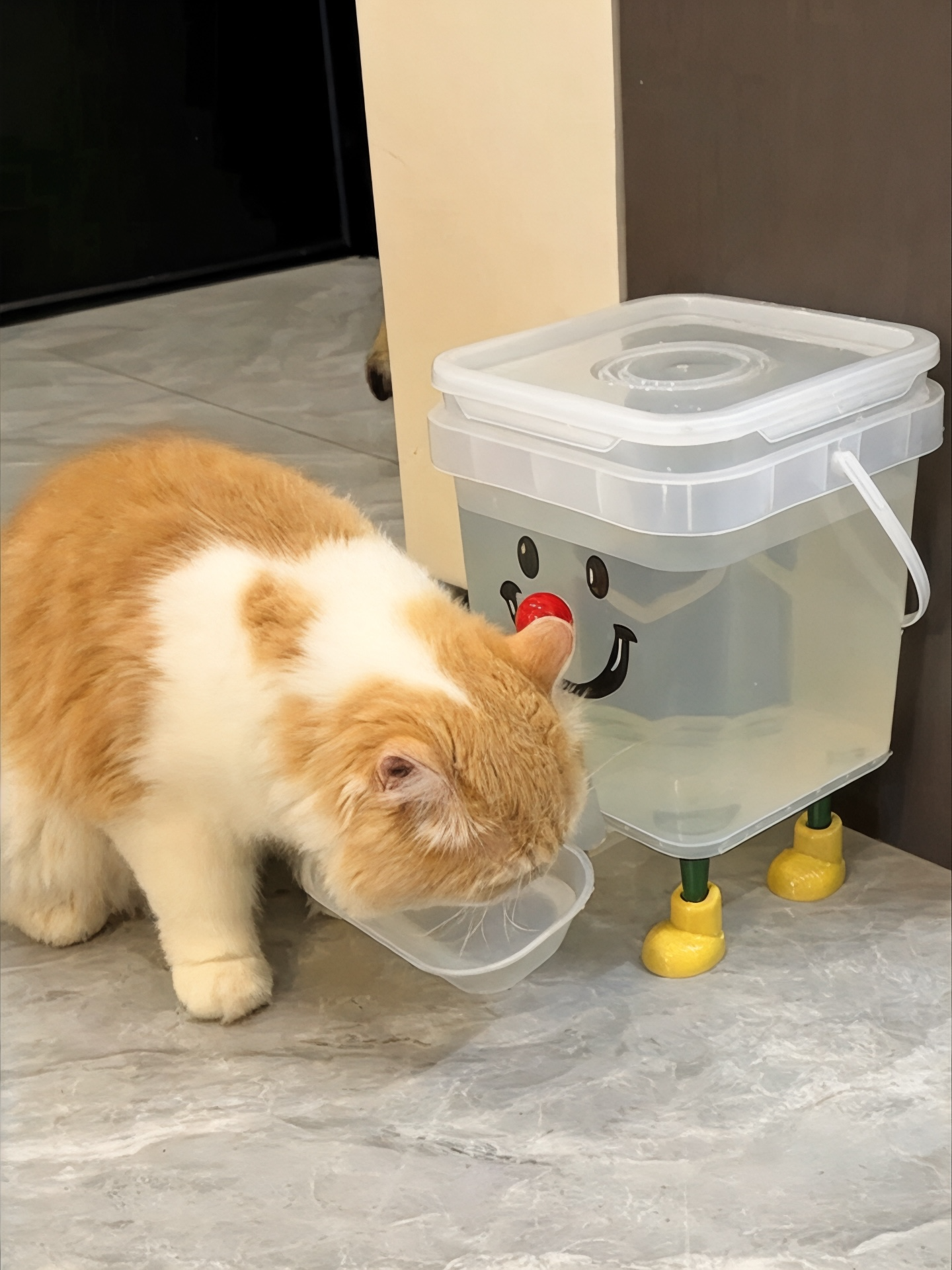 Dispensador de água para animais de estimação com pernas e torneira em formato de rosto sorridente