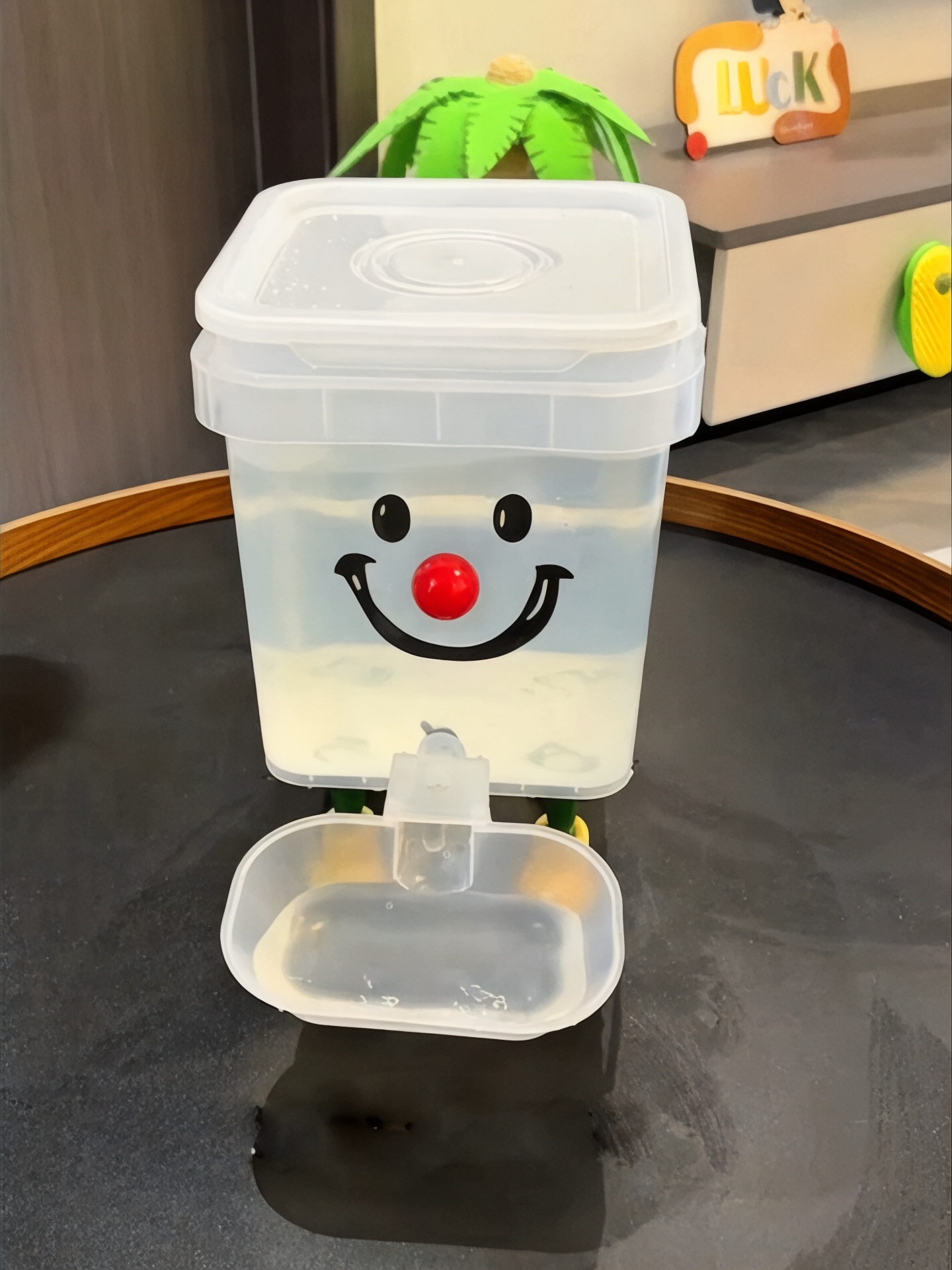Dispensador de água para animais de estimação com pernas e torneira em formato de rosto sorridente